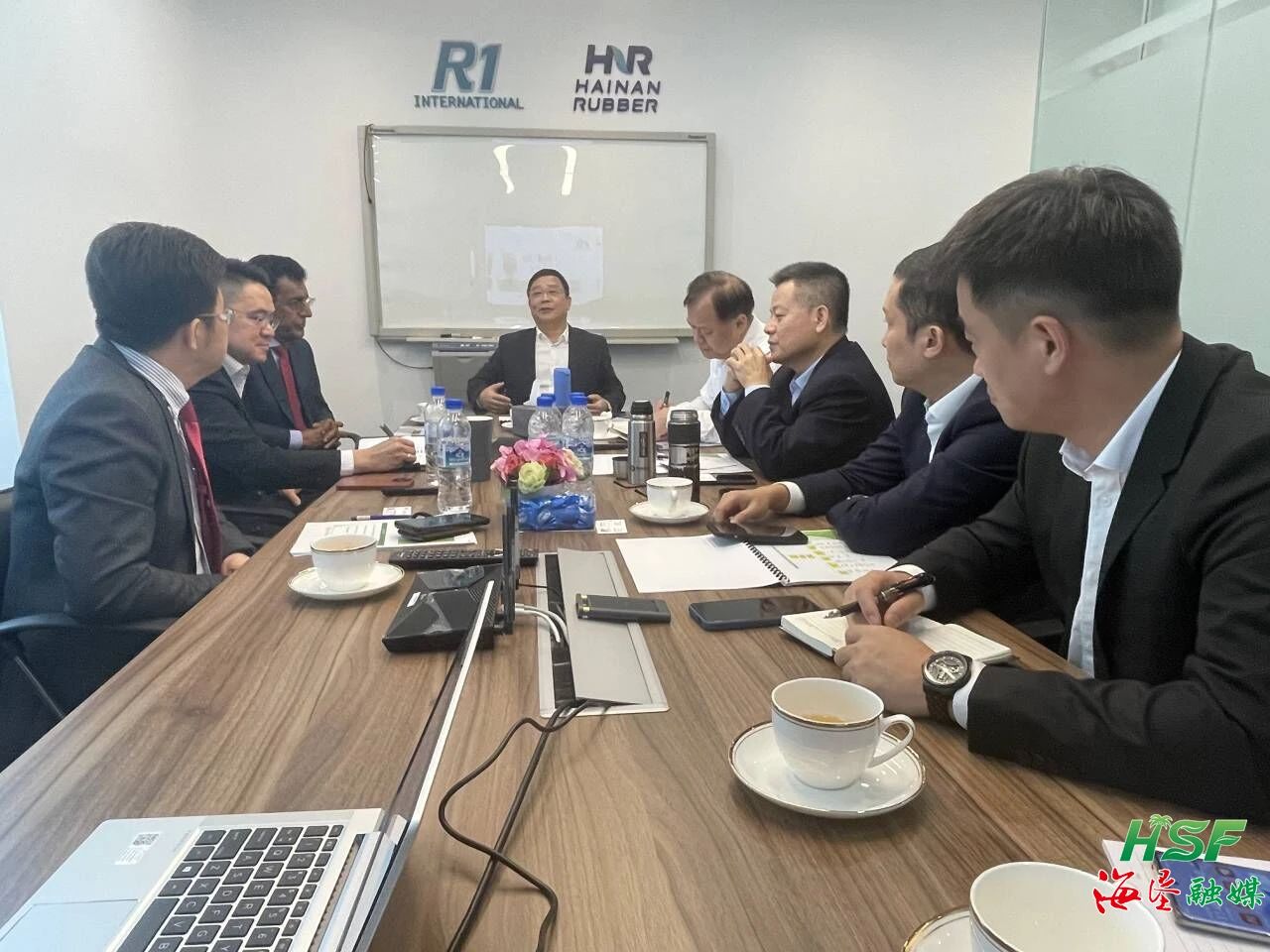包洪文一行與R1公司座談交流。