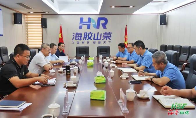 艾軼倫在海南橡膠山榮分公司座談。